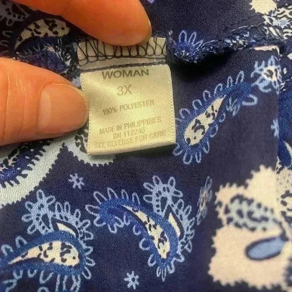 Top by Dressbarn with elastic at wristbands. Shades of blues. Size 3X - Picture 7 of 8